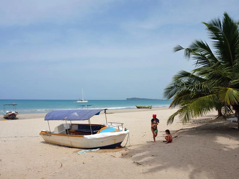 Fischerboot am Strand