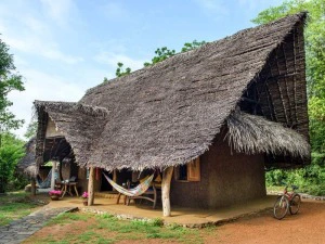 Strohbedecke Lehmhütte im Mudhouse