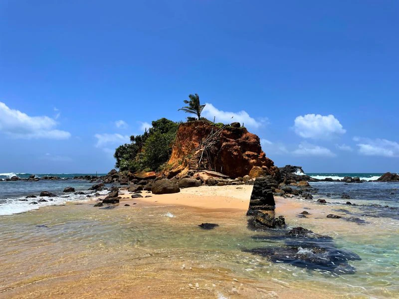 Felseninsel am Strand von Mirissa