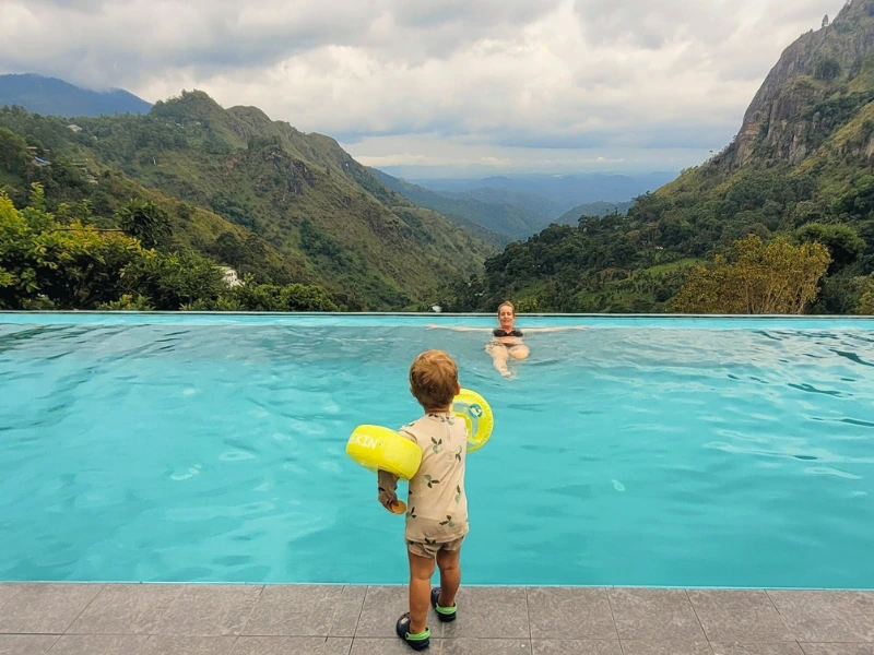Kind am Hotelpool in Sri Lanka