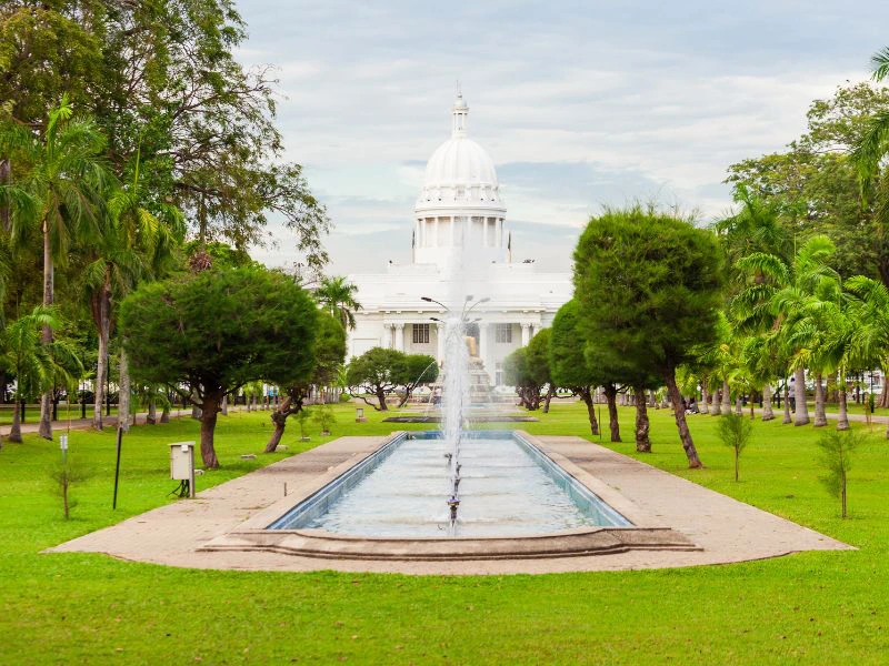 Brunnen im Viharamahadevi Park