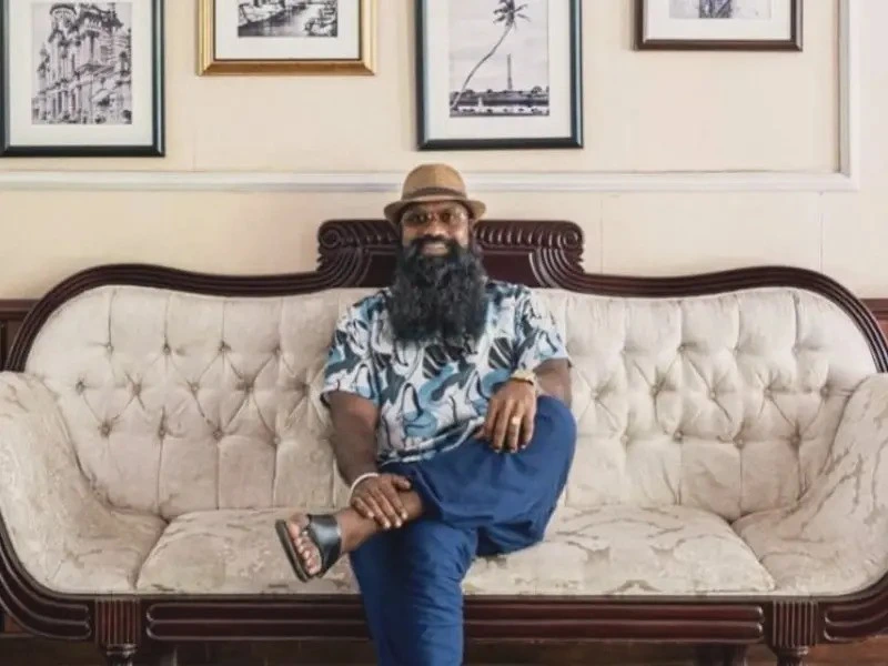 Mann sitzt auf altem Sofa im Fort von Galle in Sri Lanka