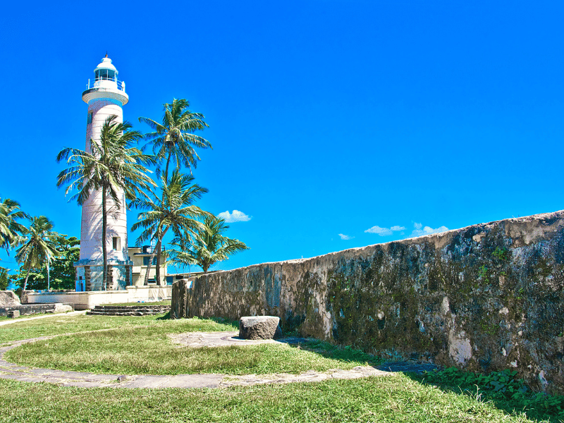 Weißer Leuchtturm vor blauem Himmel im alten Fort in Galle, Sri Lanka
