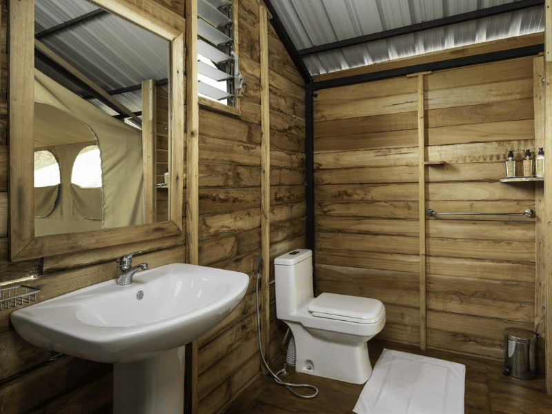 Badezimmer der Glamping Zelte in den Knuckles Bergen in Sri Lanka