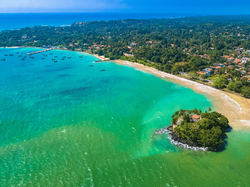 Blick auf das blaue Meer in der Weligama Bay in Sri Lanka