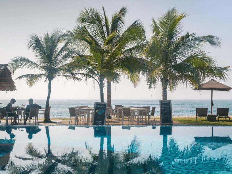 Pool im komfortablen Hotel in Mirissa, Sri Lanka