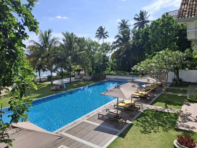 Pool im komfortablen Hotel in Mirissa, Sri Lanka