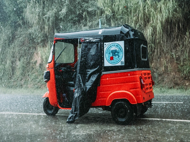 Tuk Tuk in Sri Lanka bei Regen