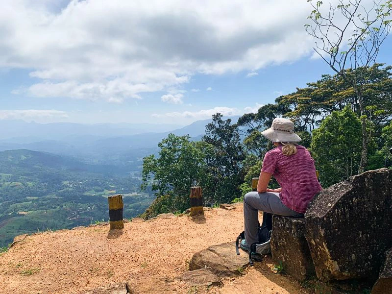 Tourist beim Wandern auf dem Pekoe Trail in Sri Lanka