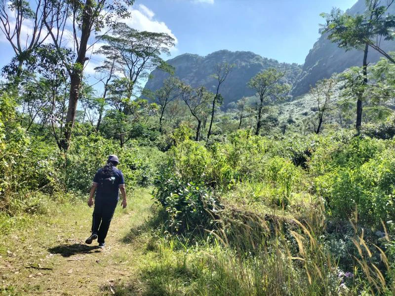 Tourist beim Wandern auf dem Pekoe Trail in Sri Lanka