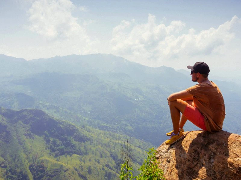 Tourist genießt Aussicht von Adam's Peak in Sri Lanka