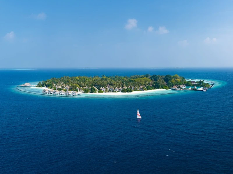 Insel mit Standard Hotel auf den Malediven