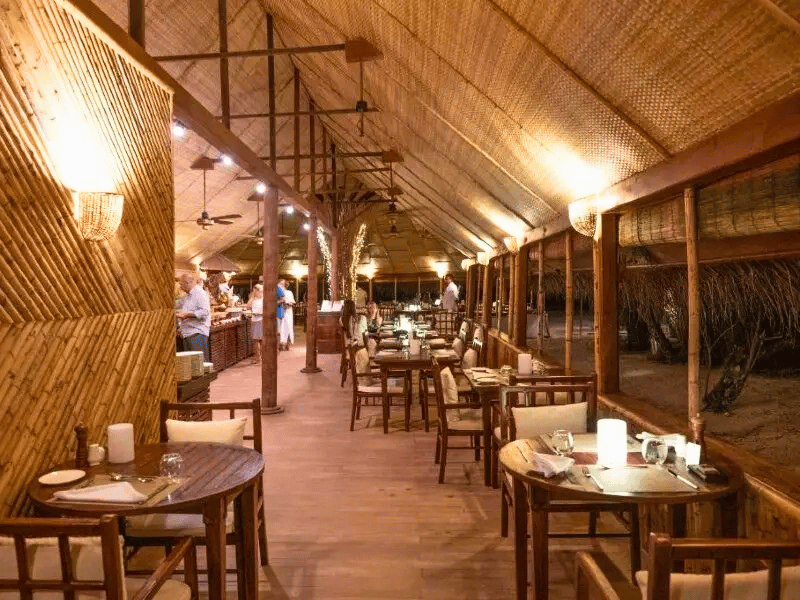 Restaurant im stilvollen Resort auf den Malediven