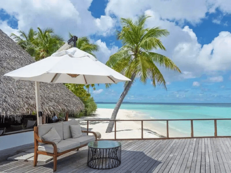 Terrasse im stilvollen Resort auf den Malediven