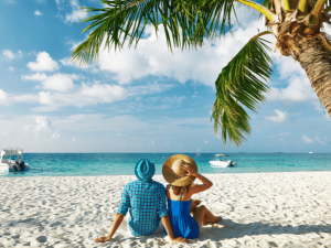 Paar am Strand unter Palmen auf den Malediven