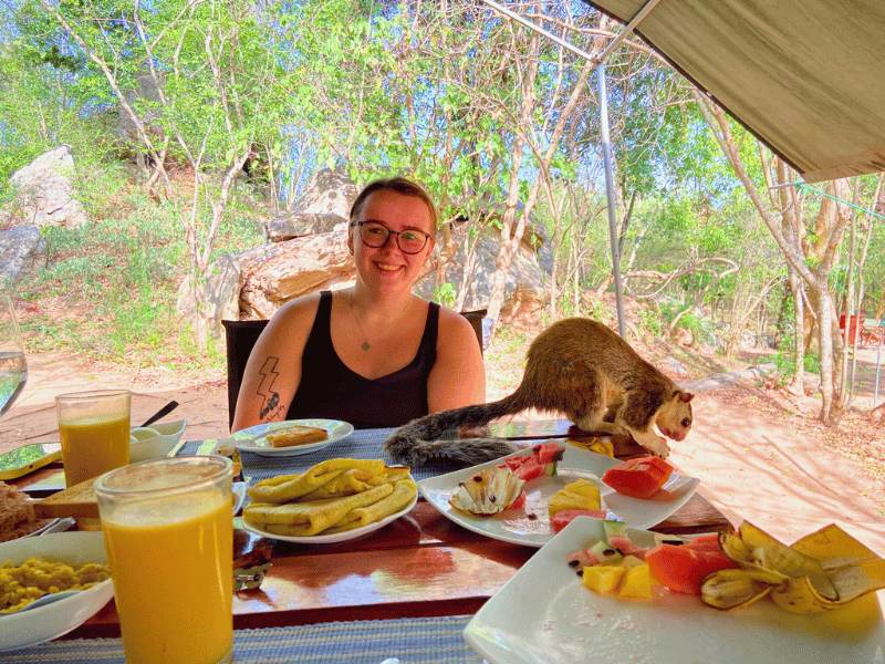 Frau beim Fruehstueck in Udawalawe in Sri Lanka