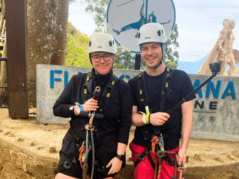 Frau und Mann beim Ziplining in Ella in Sri Lanka