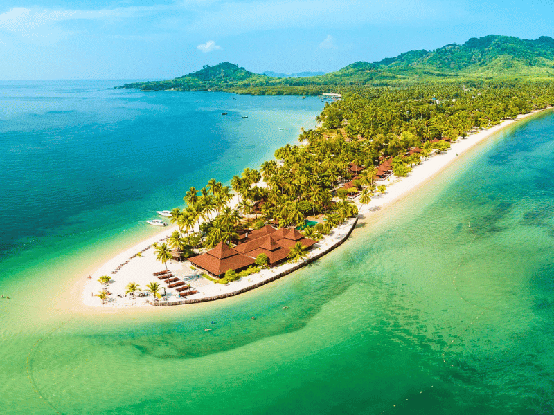 Strandabschnitt auf der thailändischen Insel Koh Mook