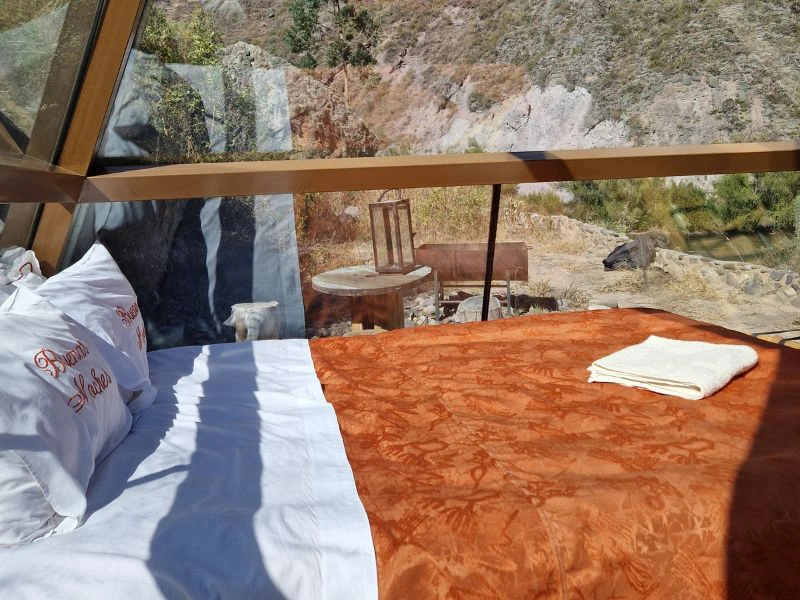 Bett in einem Glaspyramide im Heiligen Tal