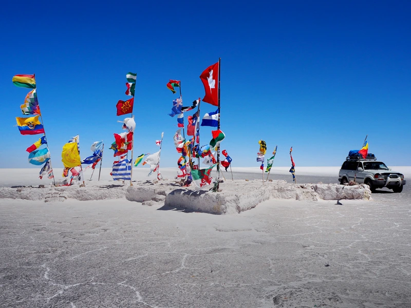 Flaggen in der Salar de Uyuni