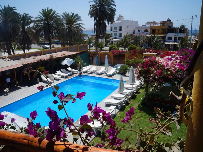 Abkühlen im Hotelpool in Paracas in peru