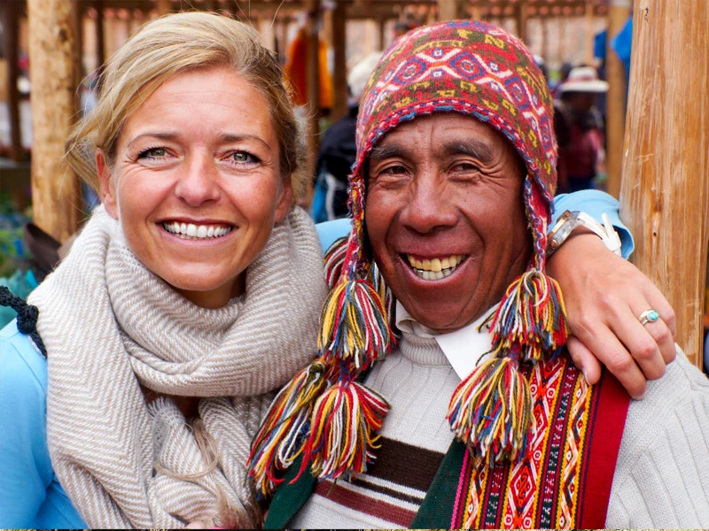 Frau lachend mit Peruaner