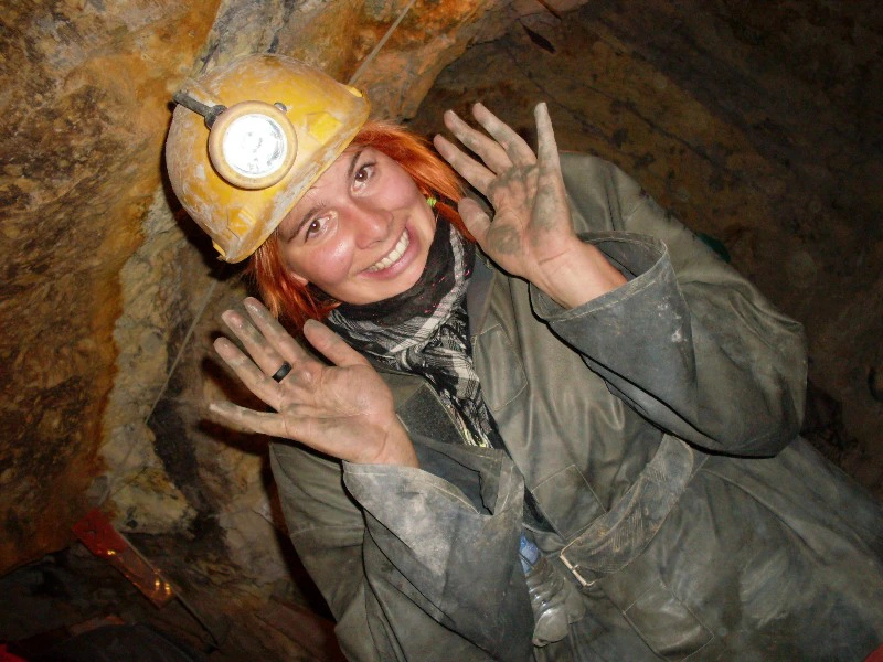 Touristin in der Mine in Potosi in Bolivien