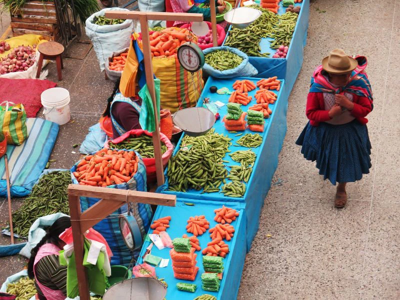 Bunter Markt in Peru