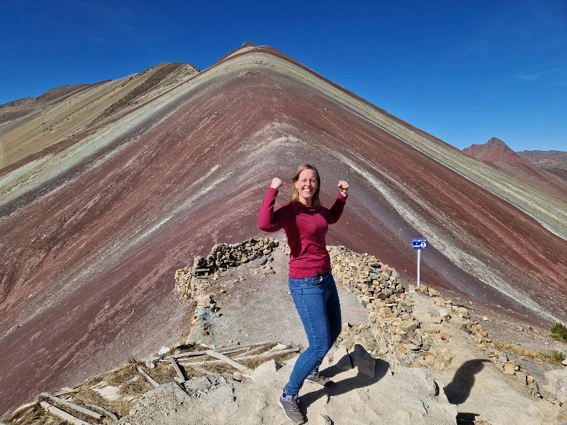 Frau am Rainbow Mountain in Peru