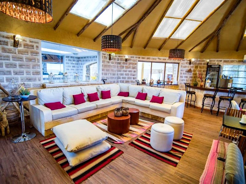 Aufenthaltsraum im Salzhotel in Uyuni in Bolivien