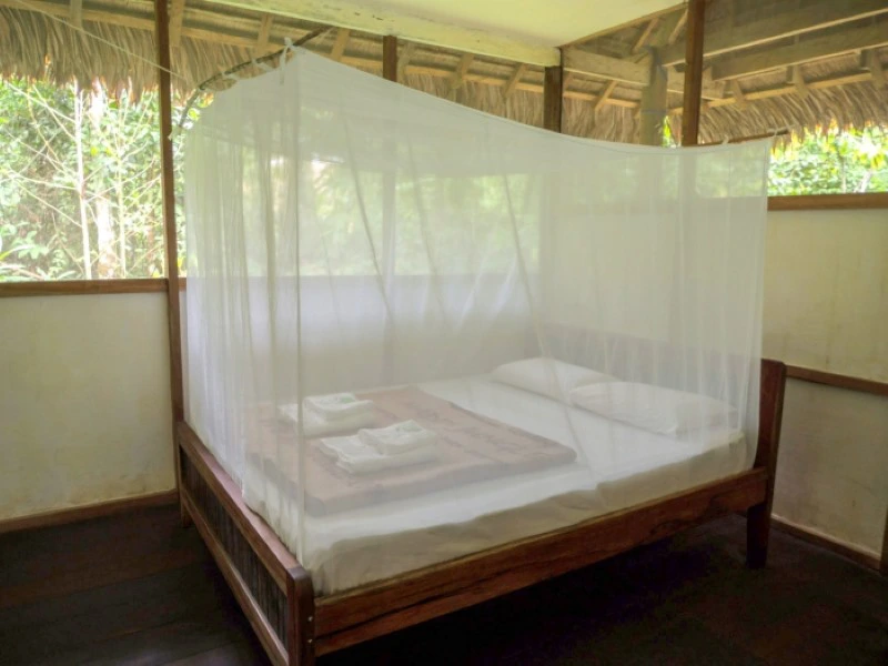 Bett in der Lodge in Maldidi in Bolivien