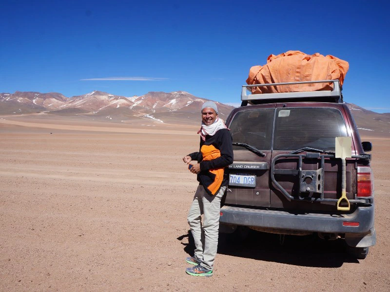 Jeep in der Salar de Uyuni in Bolivien