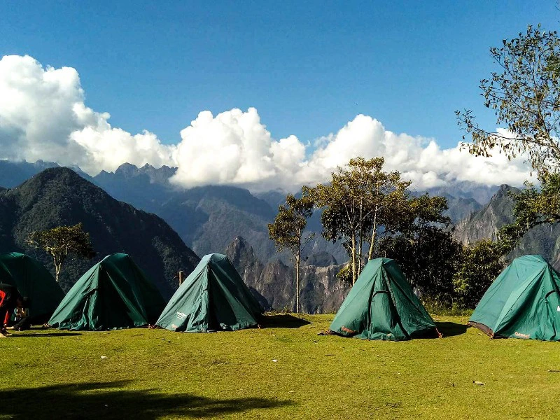 Zelte im Tal beim Trekking in Peru