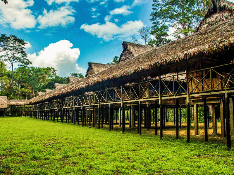 Cabins in der Lodge bei Iquitos in Peru