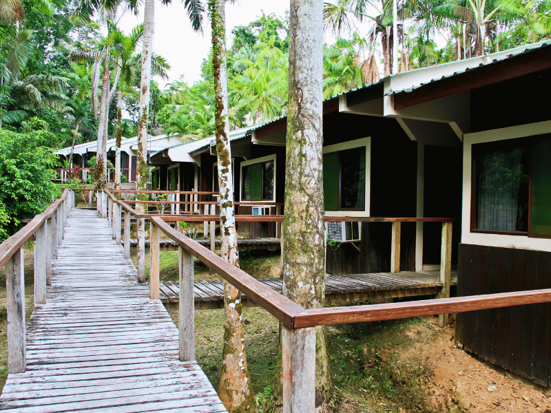 Cabins in der Lodge bei Iquitos in Peru