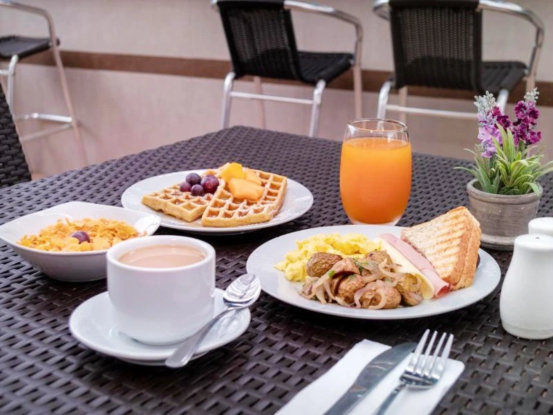 Frühstueck im Hotel in Huacachina in Peru