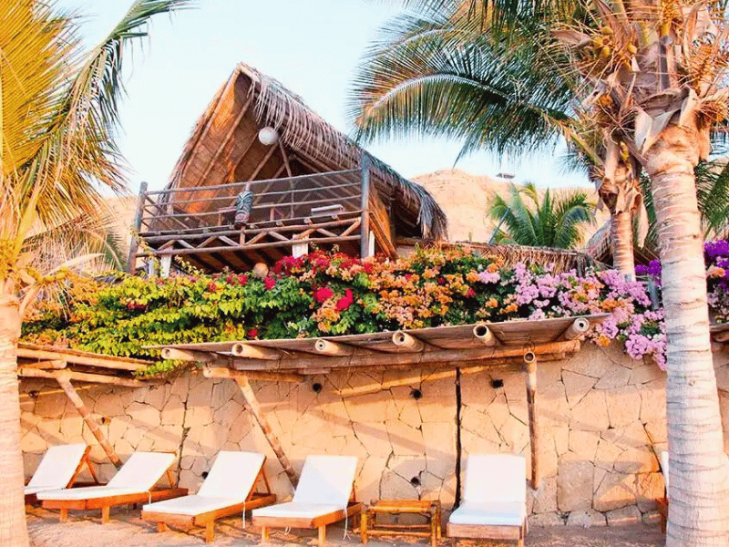 Strandliegen im Hotel in Mancora in Peru