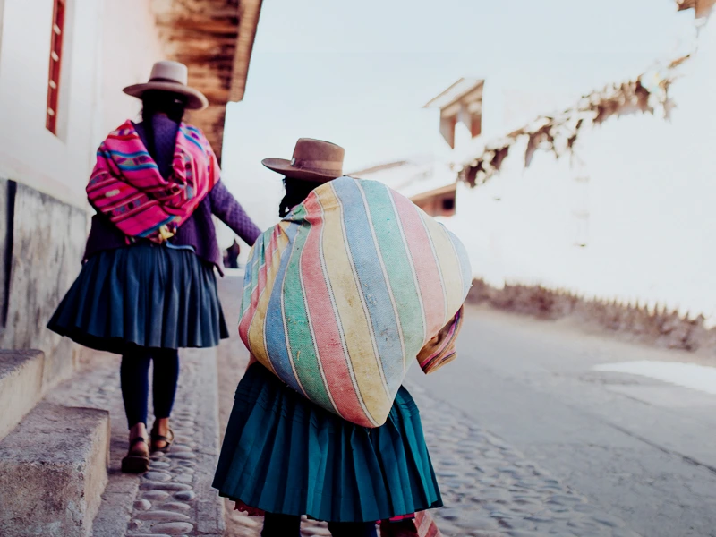 Traditionell gekleidete Frauen in Peru