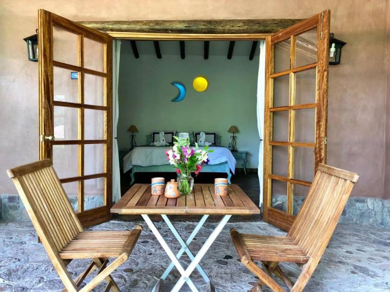 gemütliche Sitzplätze zum Entspannen in einem Hotel in Urubamba, Peru