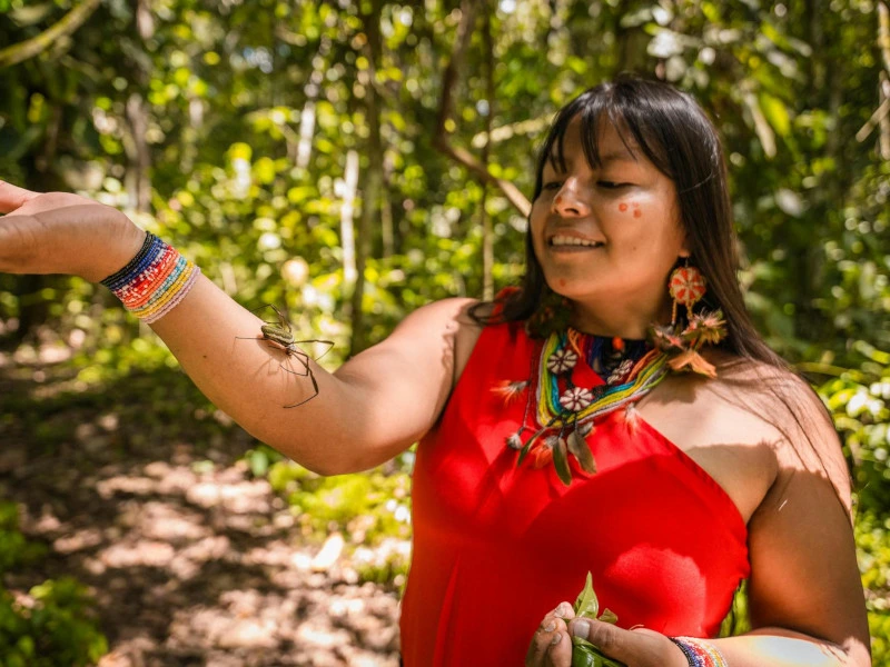 Eine weibliche indigene aus Peru mit Tier auf der Hand
