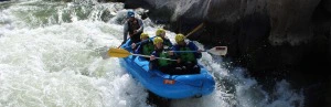 Vier Menschen in einem Schlauchboot