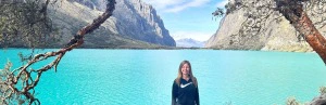 Frau vor einem See in der Cordillera Blanca
