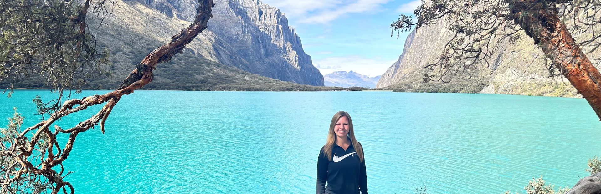 Frau vor einem See in der Cordillera Blanca
