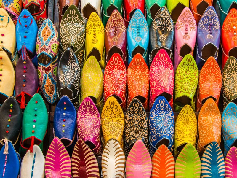 bunte Schuhe auf den Souks in Marokko