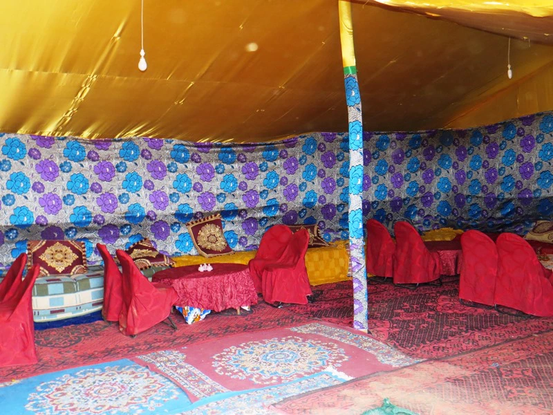 Restaurant im Biwak Zelt in der Wüste Marokkos