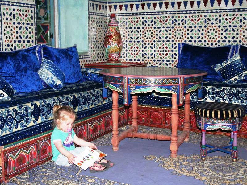 Kind in marokkanischem Zimmer