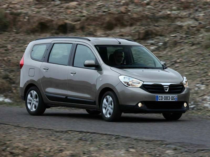 Silberner Multivan auf der Straße