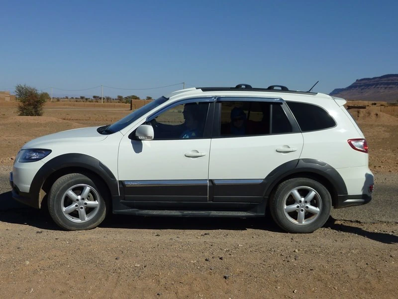 Weißer Safari Mietwagen in der Wüste