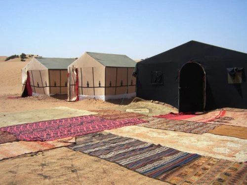 Wüstenzeltcamp mit Teppichen ausgelegt in Marokko