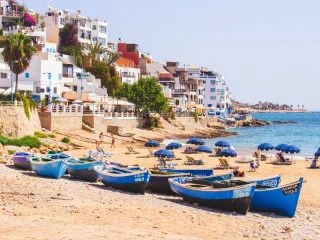Boote an der Küste von Taghazout, Marokko